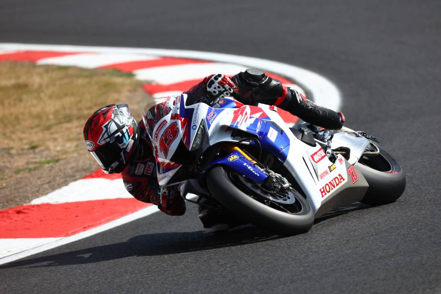 Takumi Takahashi in Round 5, Brands Hatch