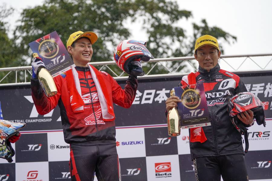 昨季第7戦で初優勝した氏川（写真左）