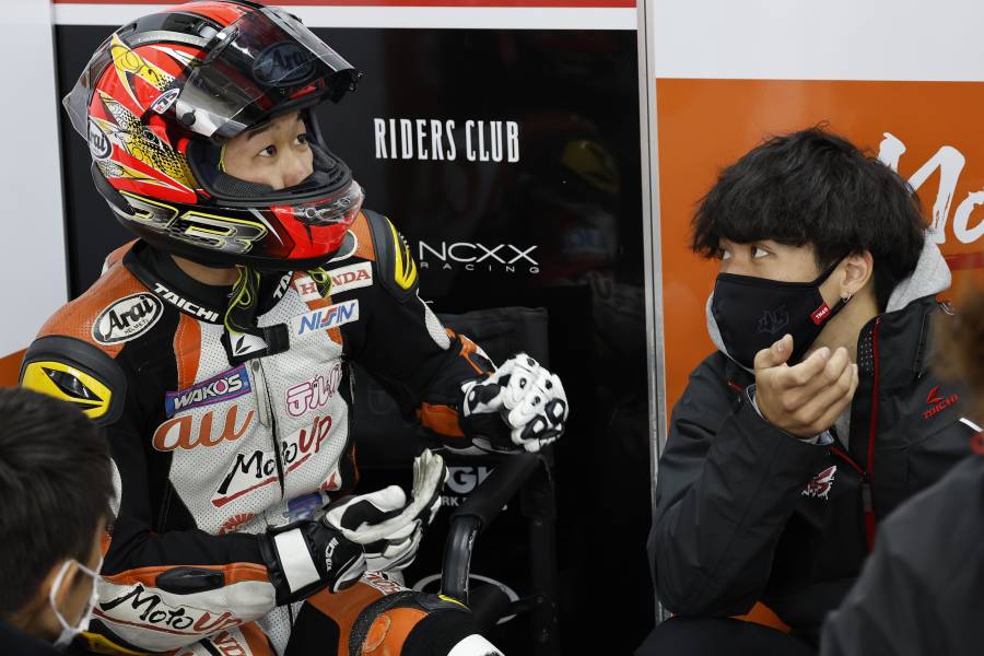 世界での経験豊富な長島監督(写真右)のもとでタイトルを狙う羽田