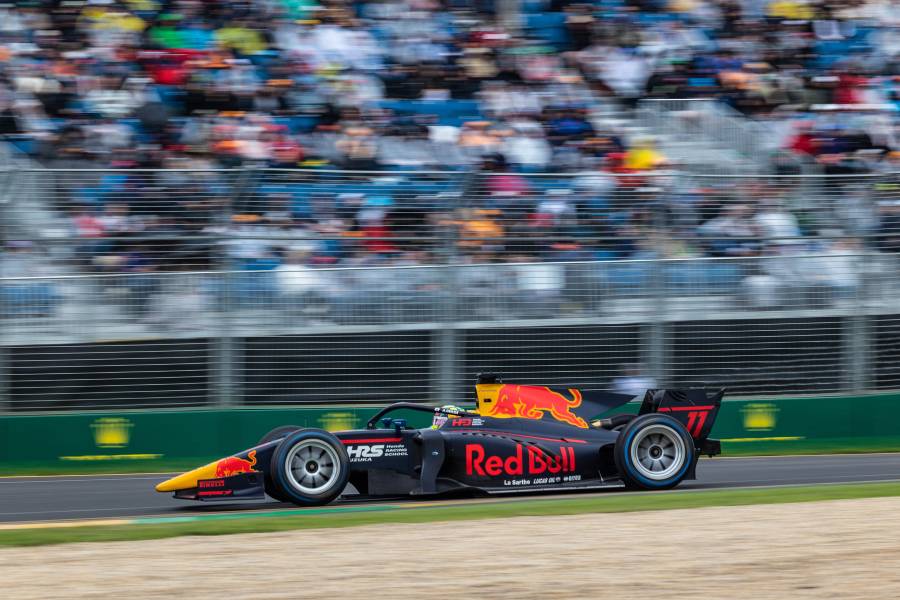 予選トップの岩佐歩夢は、リバースグリッドで9番手スタート。アクシデントで後退し13位完走