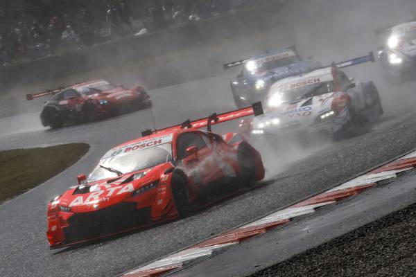 ARTA MUGEN NSX-GT(#8)が3位表彰台獲得、GT300クラスはUPGARAGE NSX GT3が勝利