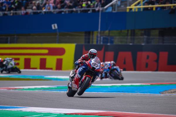 A tough WorldSBK race 1 at Assen for Team HRC