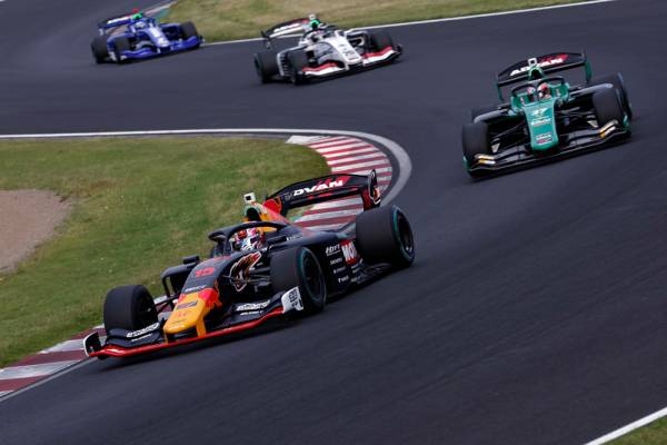 リアム・ローソンが4位でレースを終える