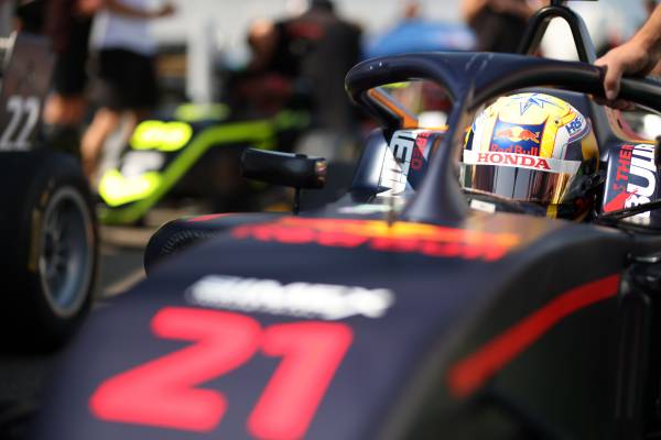 Souta Arao scores points in Race 1 and 2