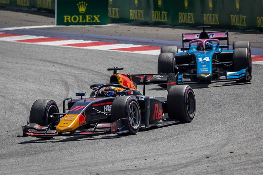 16番手スタートの岩佐歩夢が2位表彰台を獲得。最終周トップに迫るもわずかに届かず