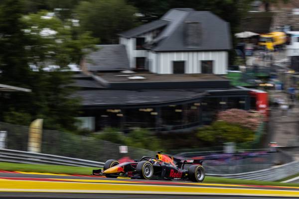 Starting from 16th place, Ayumu Iwasa regretfully retires due to an accident on the opening lap