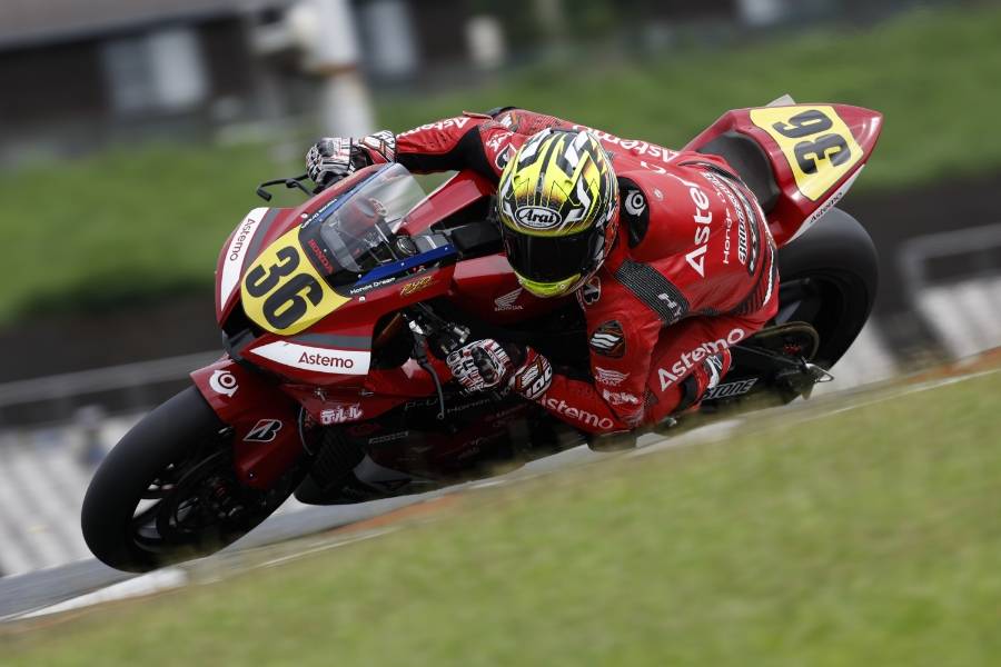 レース1は水野が4位、伊藤が5位に入る