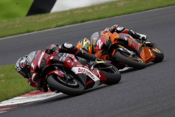 渡辺がポールポジションを獲得。荒川、國峰、榎戸が続く