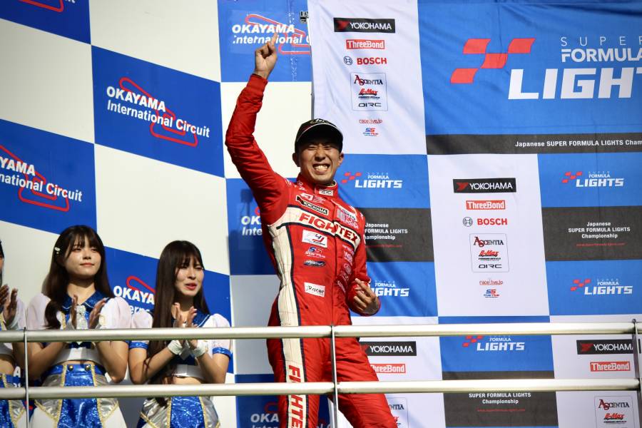 小出がポール・トゥ・ウインで今季2勝目を飾る