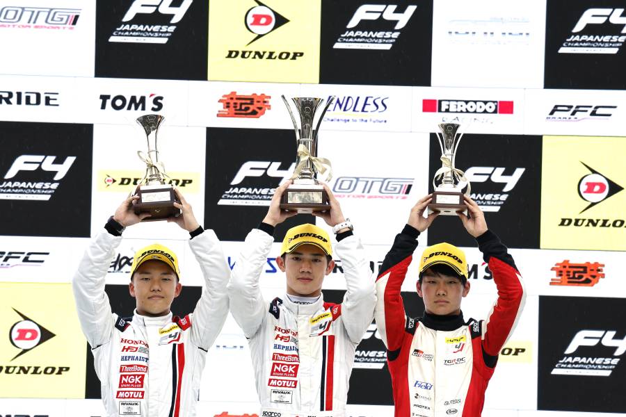 In Round 9, Nomura secured his first pole-to-win victory and stood proudly in the center of the podium.