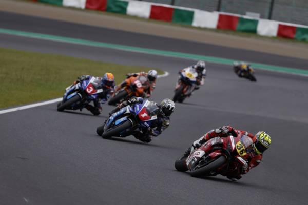 水野がレース1は5番手、レース2は4番手からスタート