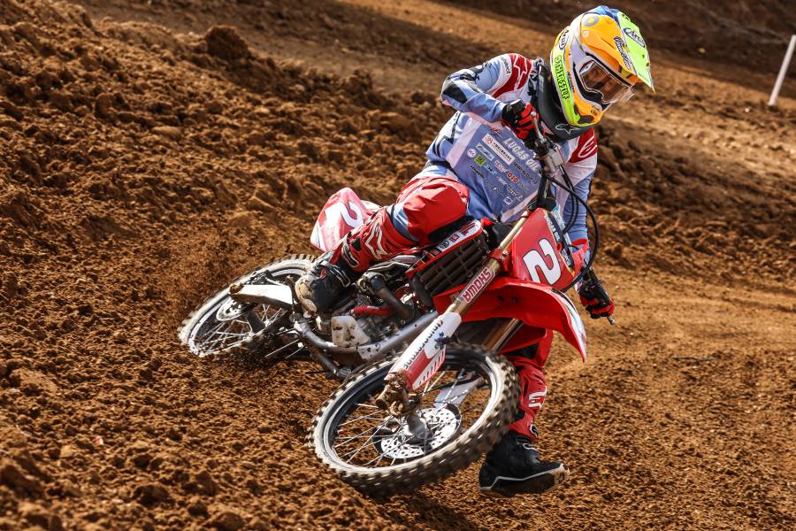 レースで勝利を収めた川井がシリーズタイトル奪還