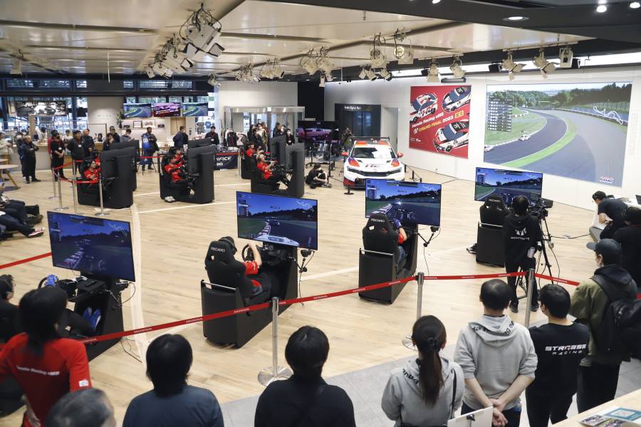 会場は入口付近にまで立ち見が出るほど