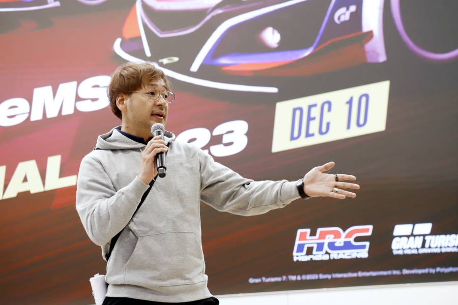 レース後には今回取材した岡も登壇。「皆さん、eモータースポーツを一緒にやりましょう」と、eモータースポーツのさらなる発展を願うように来場者へ呼びかけた