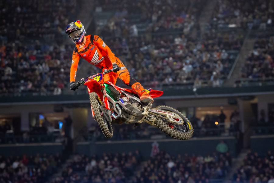 ジェット・ローレンスがSX最高峰クラスのデビュー戦で勝利する史上初の快挙