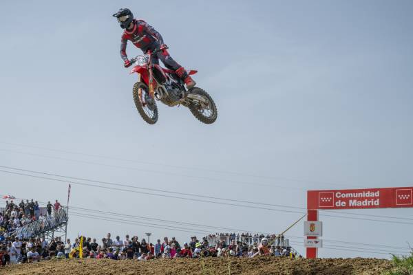 Gajser maintains strong start, as Zanchi fights hard in Spain