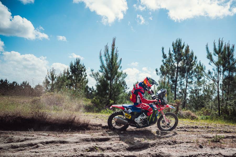 Schareina leads and Howes shines: Monster Energy Honda Team gets Rally Raid Portugal off to a flying start