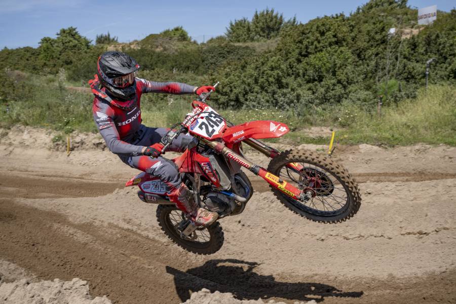 Gajser shows his sand skills in Sardinia as v/d Moosdijk battles hard