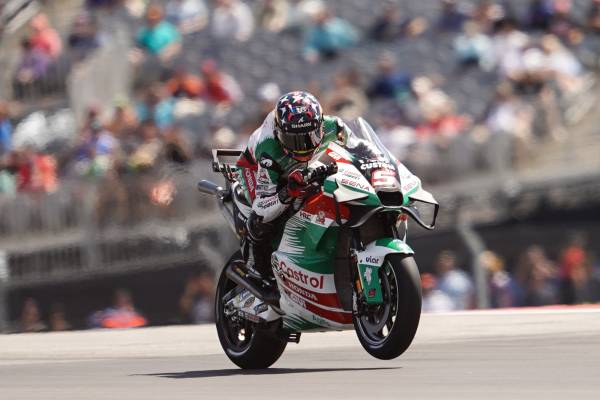 LCRの両ライダーはスプリントで苦戦。ともに転倒リタイア