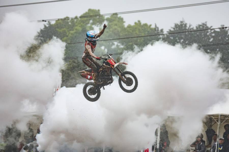 激しく雨が降るマディレースで川井が優勝
