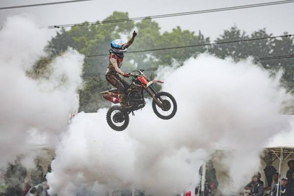 激しく雨が降るマディレースで川井が優勝