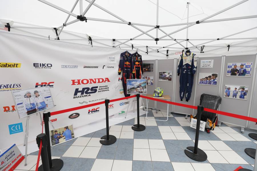 岩佐選手のヘルメットやレーシングスーツが展示されているホンダ・レーシング・スクール・鈴鹿（HRS）のブース