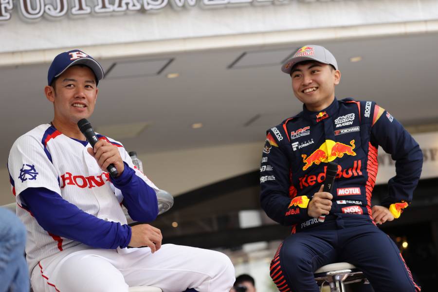 Honda鈴鹿硬式野球部キャプテンの長野勇斗選手（左）