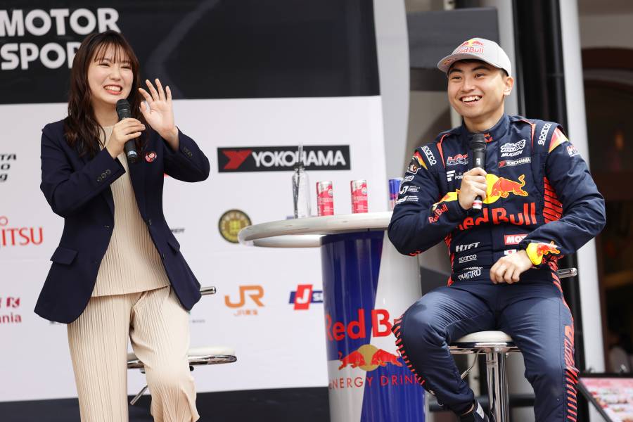 F1ファンでもあるタレントの沢口愛華さん（左）