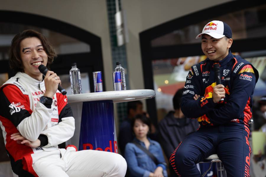 ワンメイクレース参戦経験のあるプロフィギュアスケーターの無良崇人さん（左）