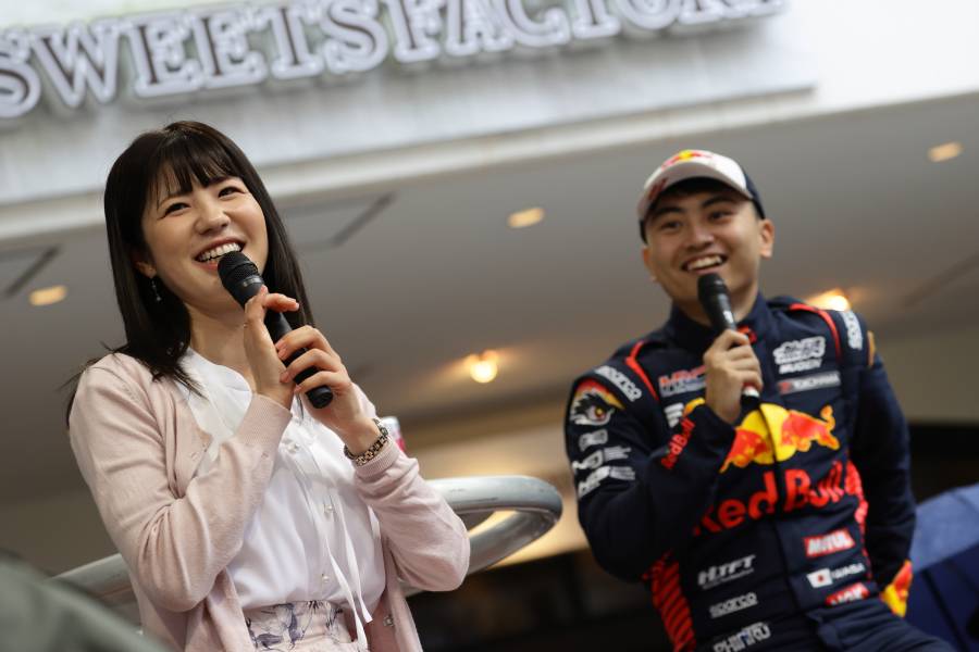 世界ラリー選手権等でコ・ドライバーを務めるタレントの梅本まどかさん（左）