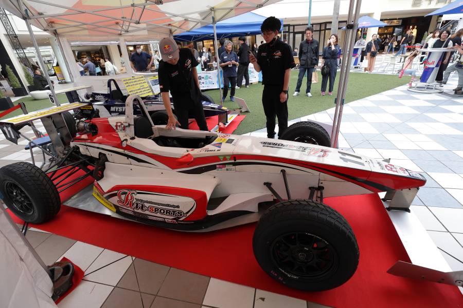 2019年のスーパーFJ日本一決定戦で使用した11号車と久々に対面する岩佐選手