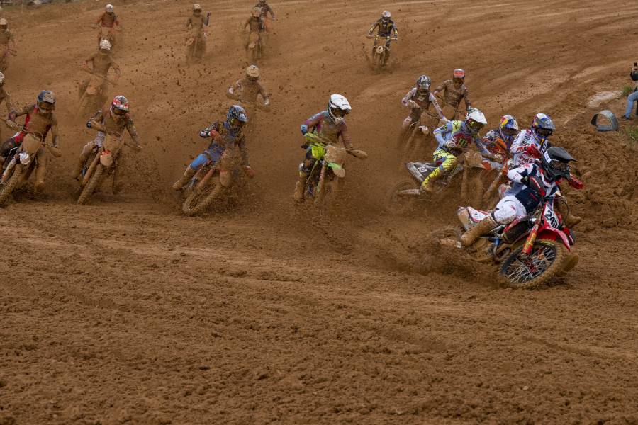 Gajser takes the qualification victory in muddy Portugal