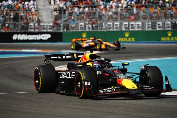 フェルスタッペンが2位表彰台。角田は7位でポイントを獲得