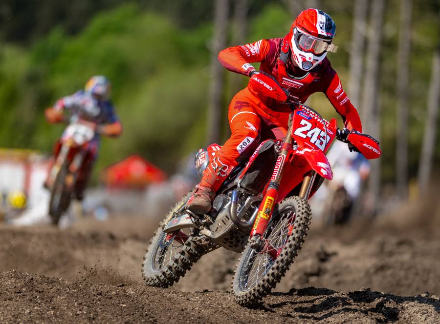 レッドプレートを装着したガイザーがガリシアGPの予選レースを2位で通過