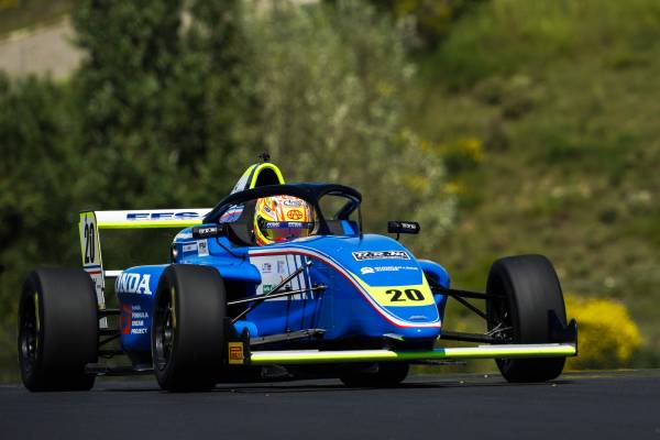 加藤がレース3で初優勝。総合ランキングトップに