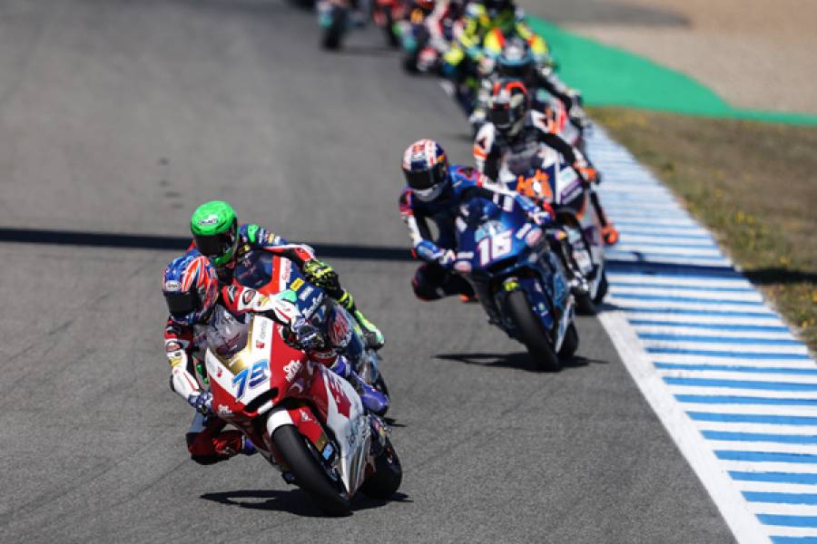 Rookie Ogura in the Moto2 mix at Jerez