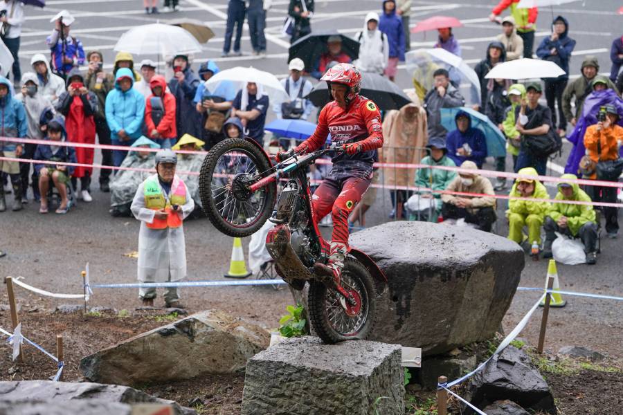 小川は雨の中で苦戦し5位。総合ランキングトップを守る