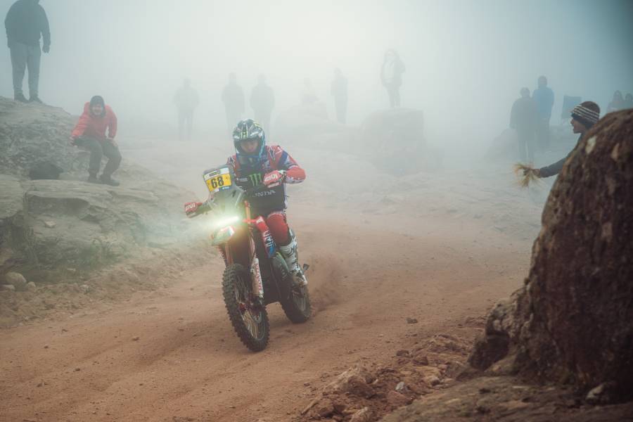 Tosha Schareina sets the pace on a tricky Desafío Ruta 40 Prologue