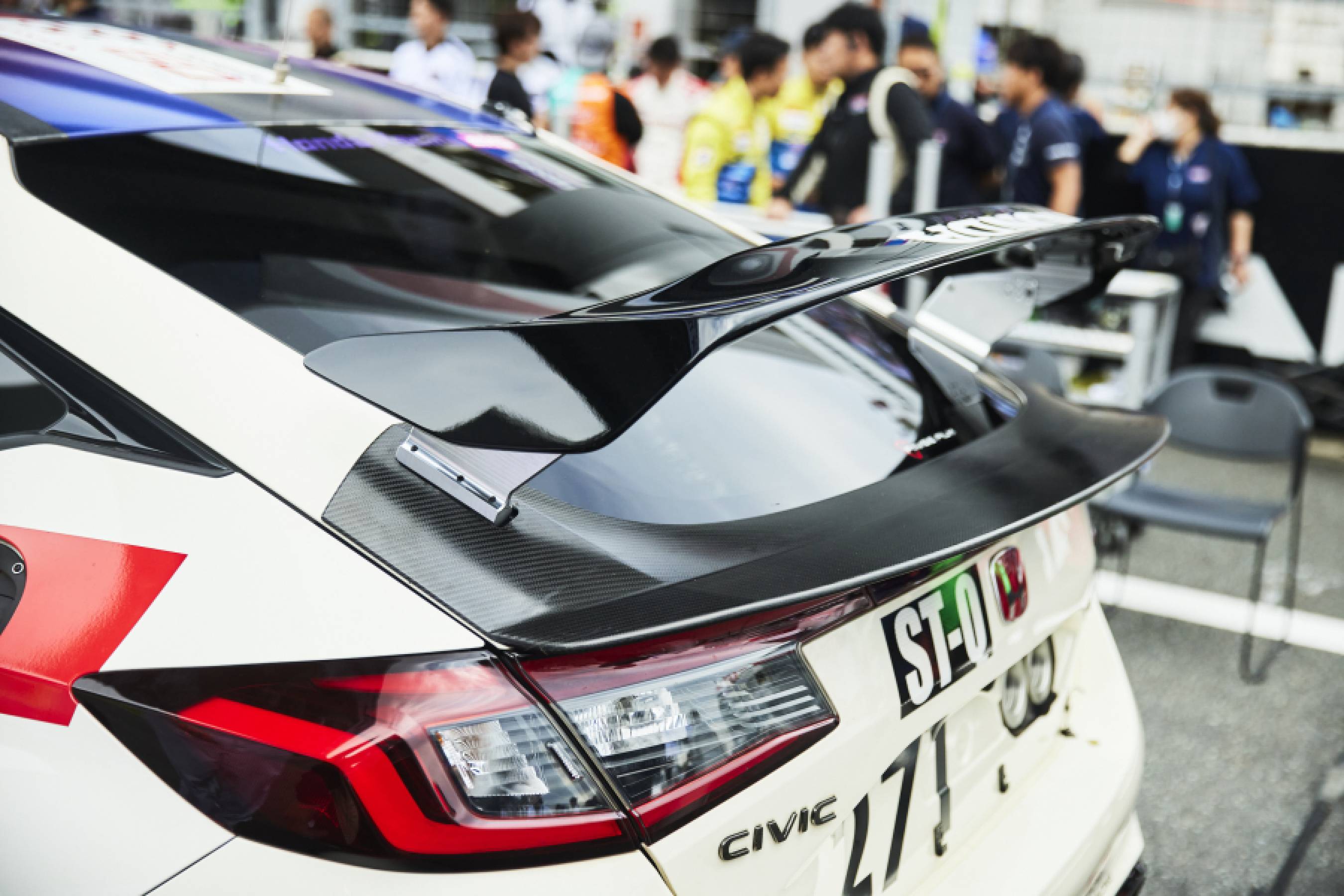 特製のステーにセットされたリアウイングは、市販仕様とほぼ同じ形状