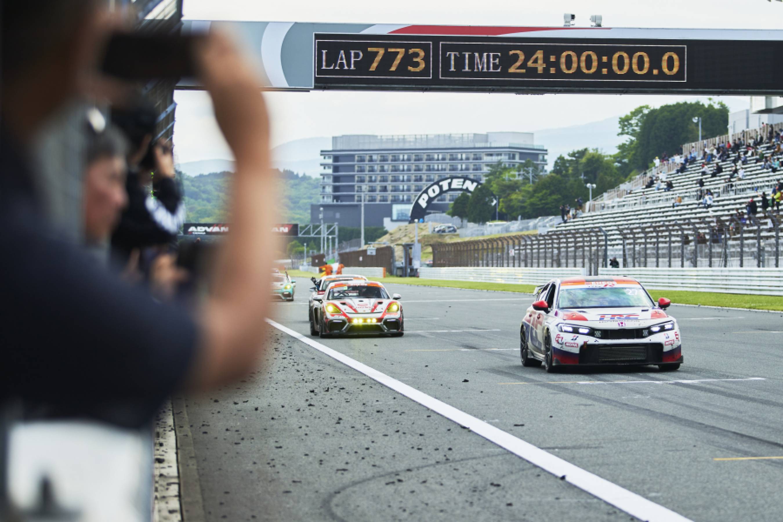 24時間を走り抜きチェッカーを受けたCIVIC TYPE R CNF-R