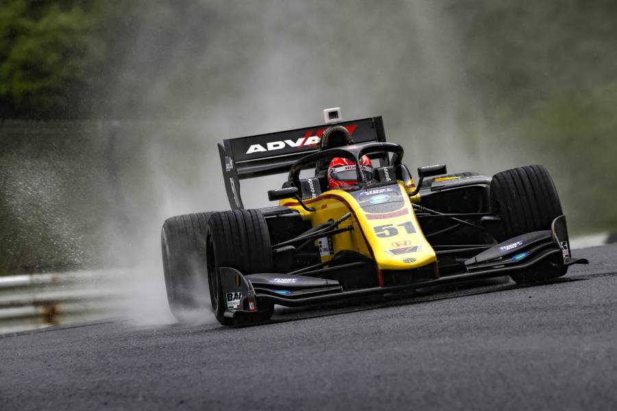 降雨の影響により、11周時点でレースが終了。松下が3位に入る