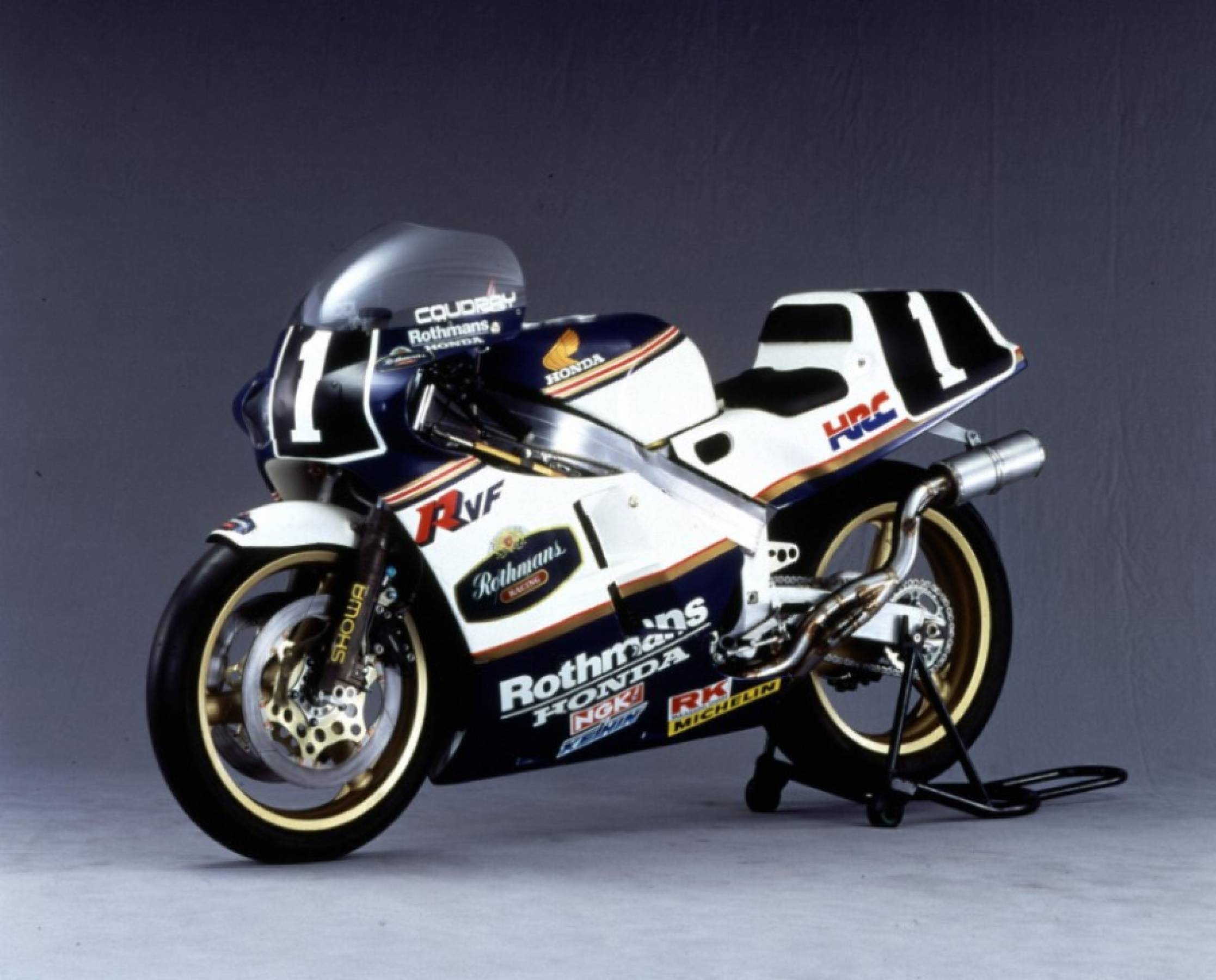 1985年参戦マシン RVF750 #1 ロスマンズ ホンダ